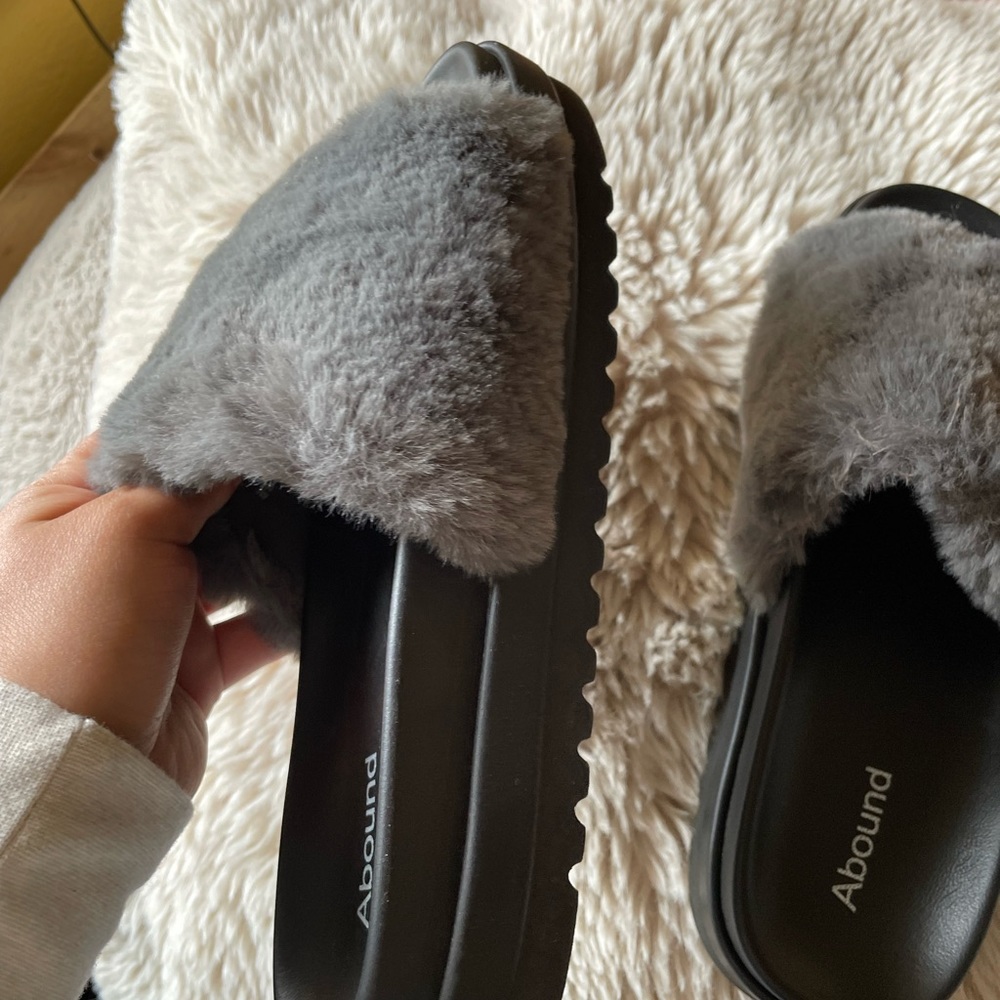 Slippers - Picture 2 of 3
